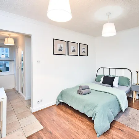 Hackney Road, London E2 - Studio Apartment For 3